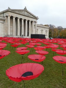 rote Mohnblumen vor der Glzptothek